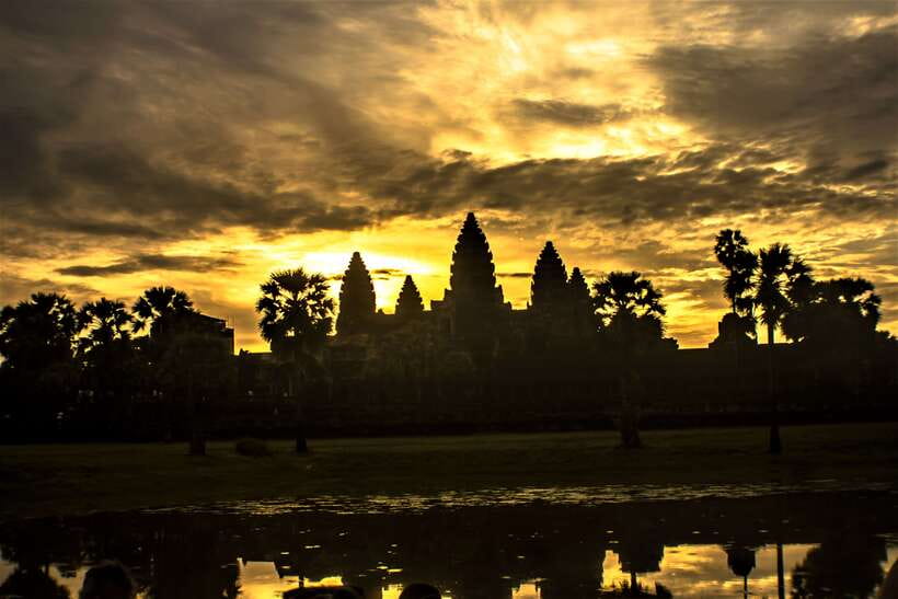 Siem Reap: 2-Day Temple Highlights Sunrise and Sunset Option - Day one: Pre Rup begins the outer-temple circuit