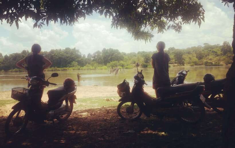 Siem Reap: 3-Hour Ancient Trails Motorbike Tour - Pradak market and meeting a monk