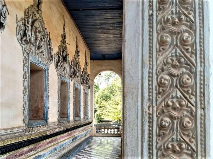 Siem Reap: 3-Hour Behind-the-Scenes Tuk-Tuk Tour - Wat Bo and the monk blessing