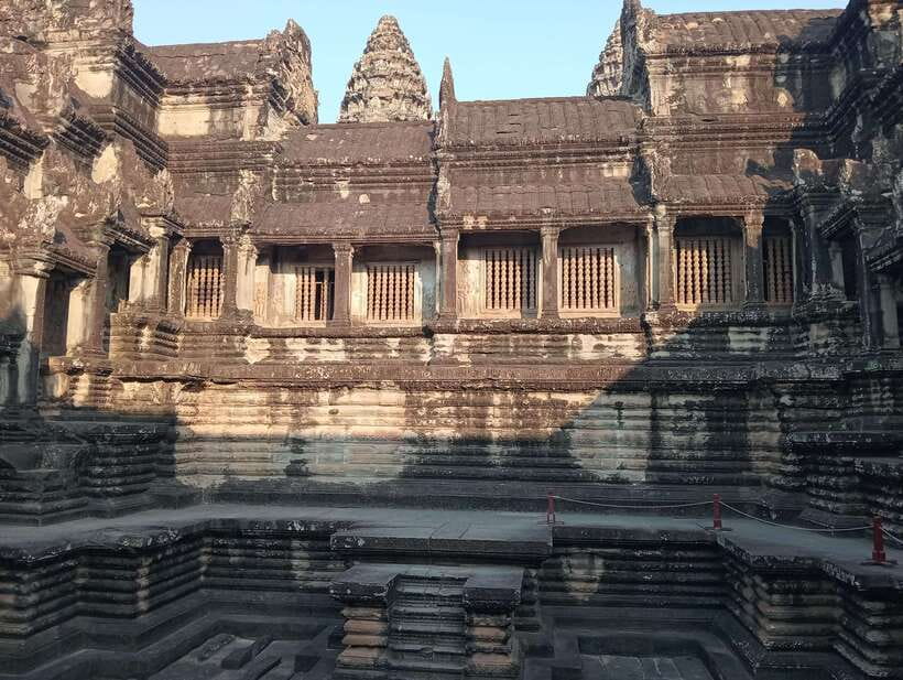Siem Reap: Angkor Full-Day Group Tour with Japanese Guide - Choosing one day or two at Angkor