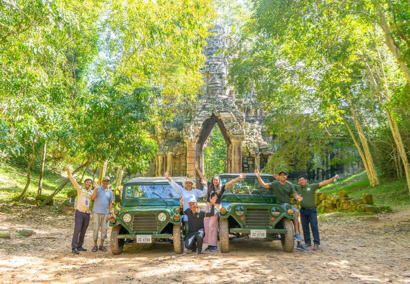 Siem Reap: Angkor Sunrise Jeep Tour / SUV Car Available - Snacks and a short reset in Angkor Thom
