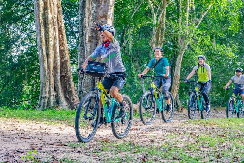 Siem Reap: Angkor Sunset Bike & Boat Tour /E-Bike Available - The guide makes the difference
