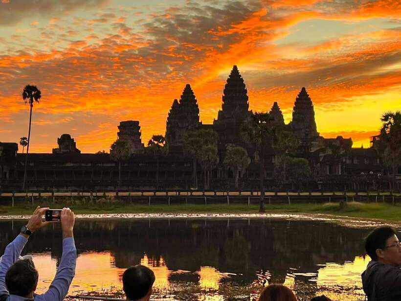 Siem Reap: Angkor Wat 2-Day Tour with Sunrise and Sunset - Ta Prohm and the romance of ruins