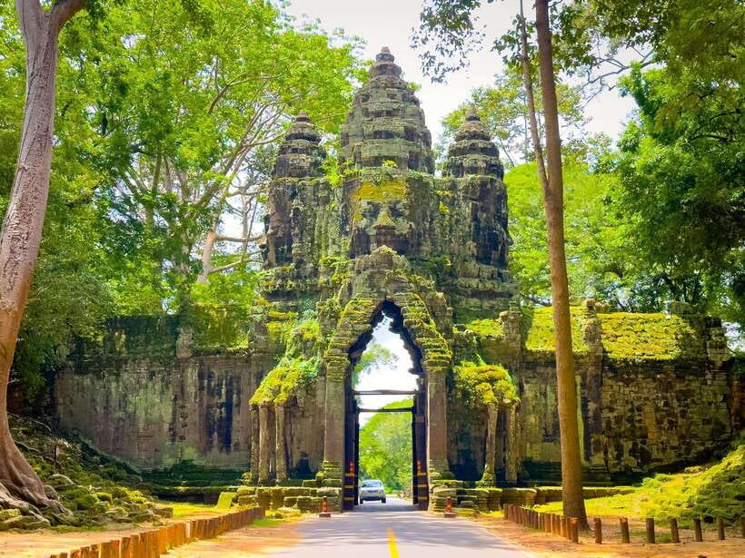 Siem Reap: Angkor Wat, Bayon & Ta Prohm Guided Tour - Hotel pickup and the first drive
