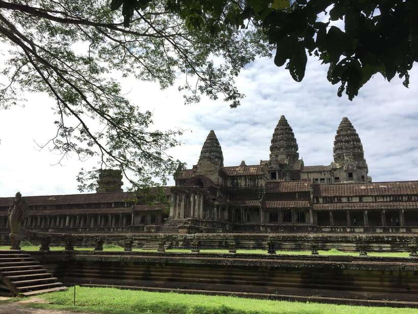 Siem Reap: Angkor Wat Half-Day Trip with Local Guide - From your Siem Reap hotel to the temple