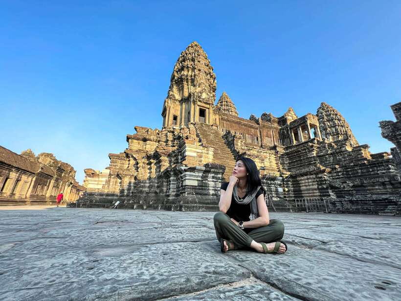 Siem Reap: Angkor Wat Small-Group Day Tour and Sunset - Angkor Thom begins with a dramatic South Gate