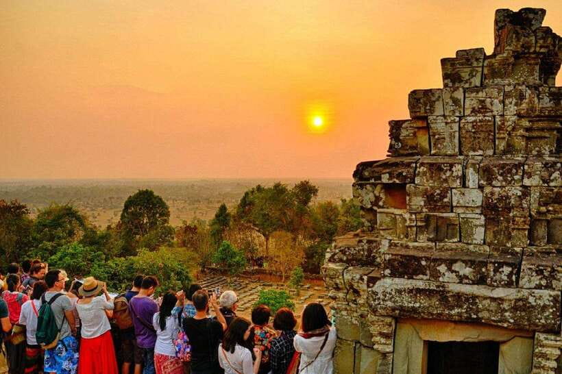 Siem Reap: Angkor Wat Small-Group Full Day Tour and Sunset - Angkor Thom, the fortified royal city