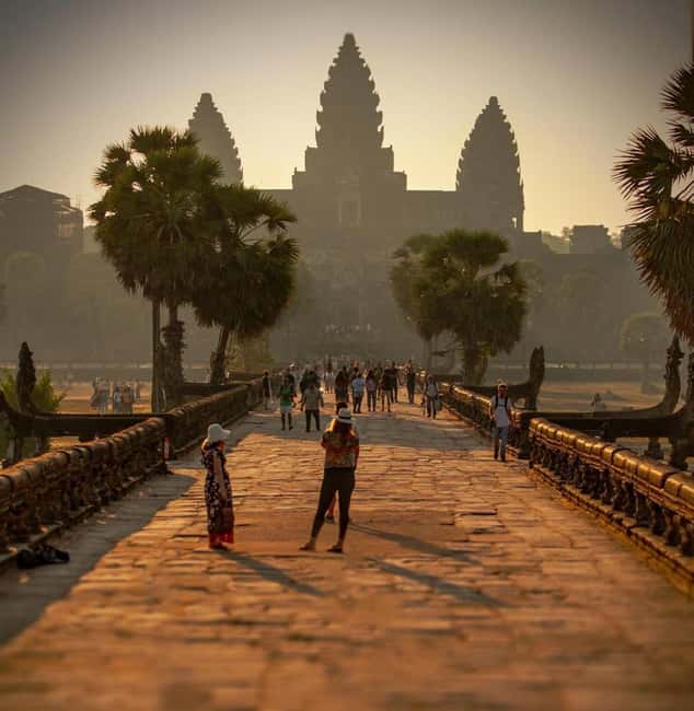Siem Reap: Angkor Wat Small Group Tour with Spanish Guide - Why a Spanish-speaking guide matters at Angkor