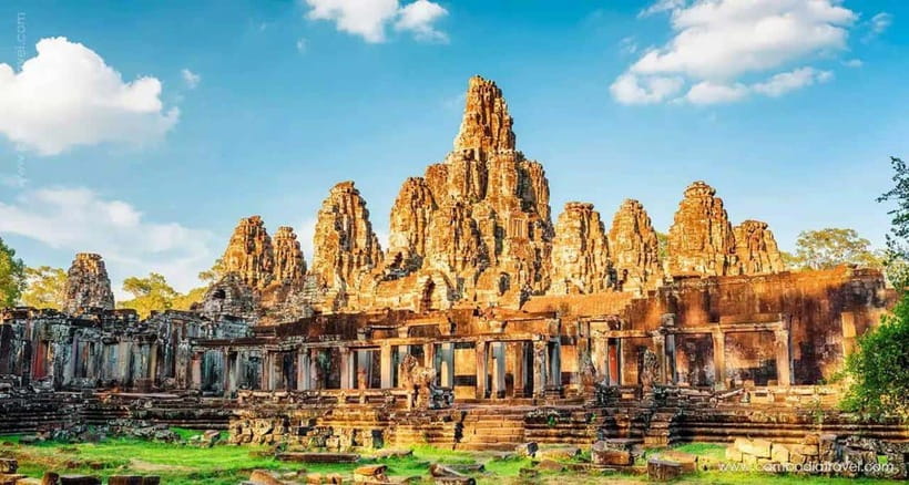 Siem Reap: Angkor Wat Small Group Tour with Spanish Guide - Bayon, the smiling faces of Angkor Thom