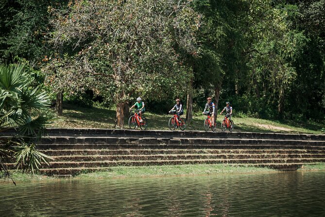 Siem Reap: Angkor Wat Sunrise Bike Tour & Jungle Breakfast - Angkor Wat: towers, galleries, and a careful introduction