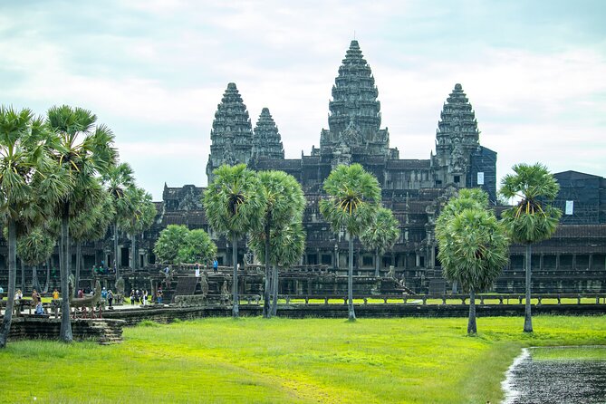 Siem Reap: Angkor Wat Sunrise & Explore Angkor Temples With Guide - Breakfast beside Srah Srang