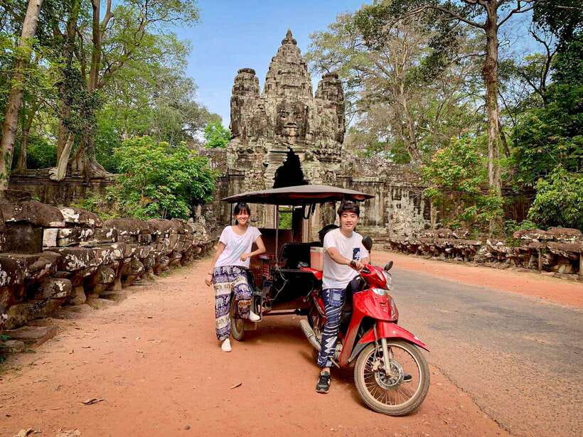 Siem Reap: Angkor Wat Sunrise Tour via Tuk Tuk & Breakfast - Bayon’s stone faces and the Victory Gate