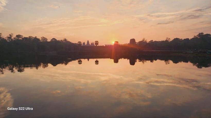Siem Reap: Angkor Wat Sunrise Tour with Spanish Guide - Spanish guidance and photography are major strengths