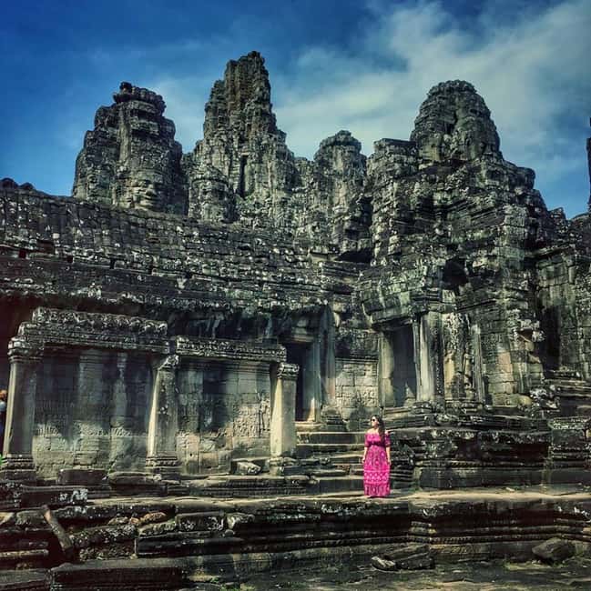 Siem Reap: Angkor Wat Sunrise Tour with Spanish Guide - Angkor Wat, from postcard view to sacred monument