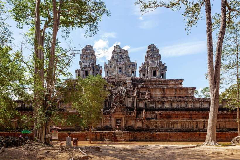 Siem Reap: Angkor Wat Tour Explore The Most Iconic Temples - Inside Angkor Wat, scale and detail