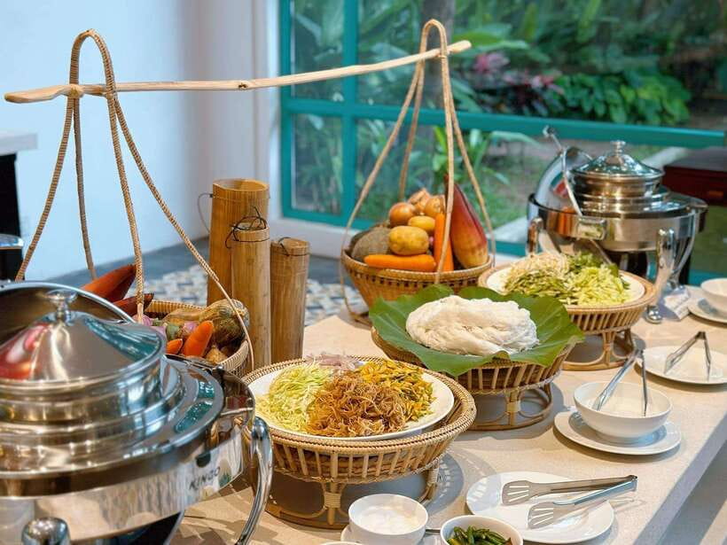 Siem Reap: Apsara Dance Show and Dinner with Hotel Pickup - Small details that improve the night