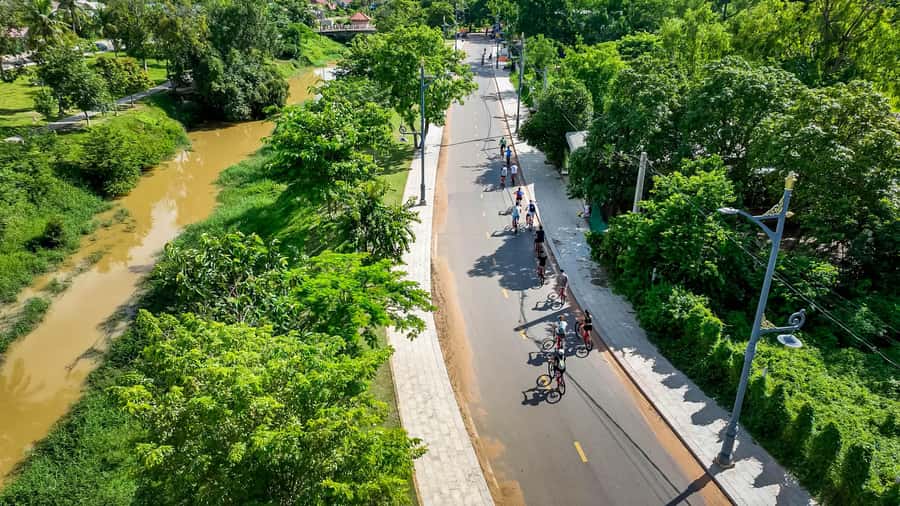 Siem Reap City Haft Day Bike Tour - Taking a pause with coffee or coconut