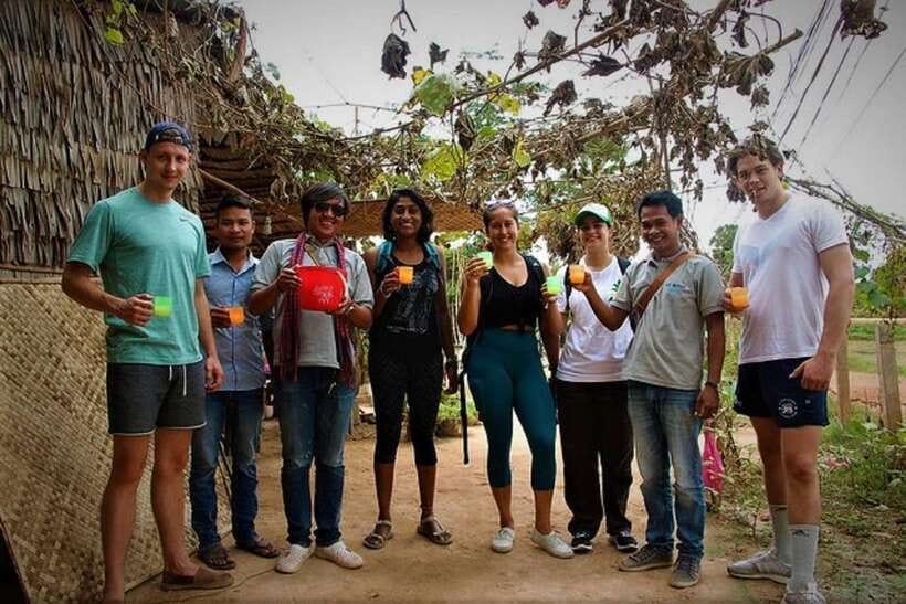 Siem Reap: Countryside Cycle and Local Village Life Tour - Meeting a palm-wine family