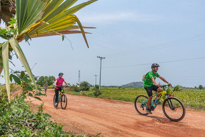 Siem Reap: Countryside Sunset Bike Tour / E-Bike or Tuk Tuk - Chreav and the first stretch on backroads