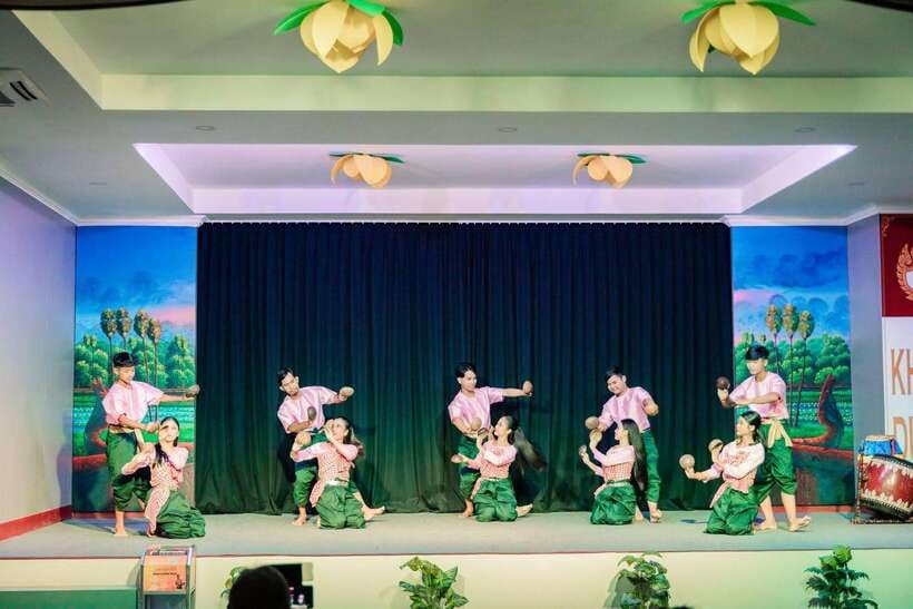 Siem Reap: Dinner and Traditional Show with Hotel Transfer - A buffet with Khmer food and familiar choices