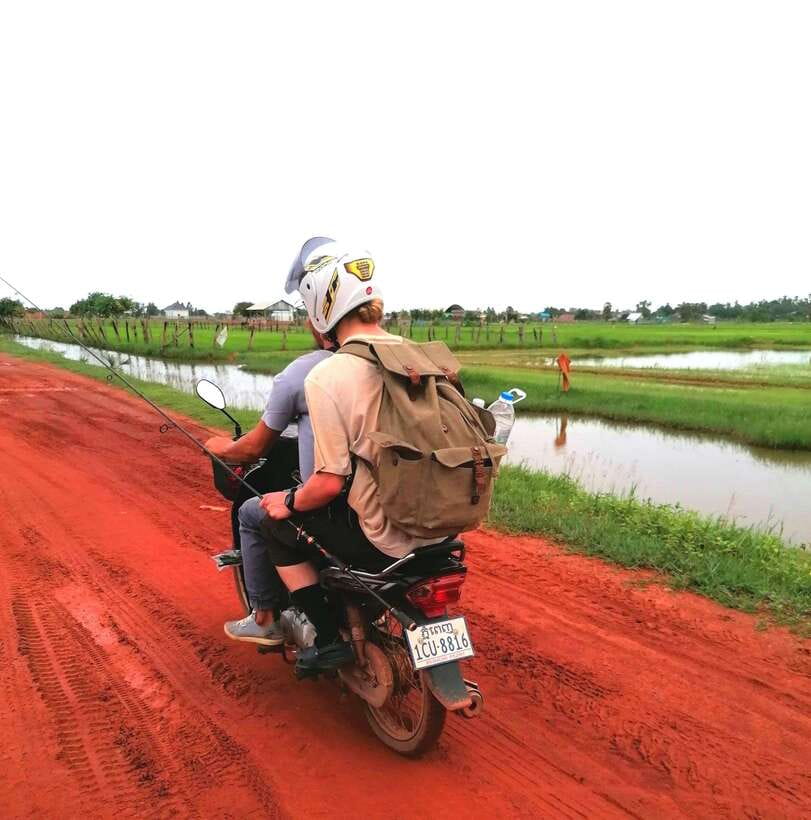 Siem Reap: Fishing in the rice fields, in the villages of Siem Reap - What the small group adds to the experience