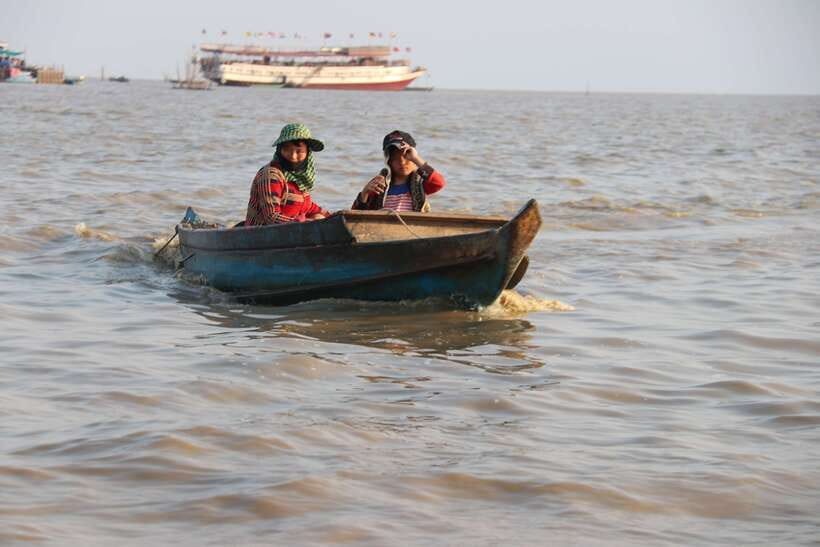 Siem Reap: Floating Village Tour - Local guides and the human side of the visit