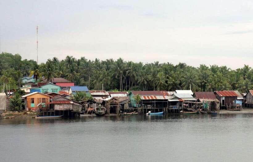 Siem Reap: Floating Village Tour - The Queen Tara stop and refreshments