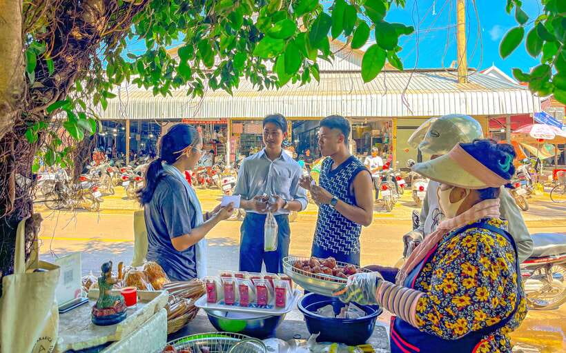 Siem Reap: FREE Market & Local Temple Tour - From Market Noise to a Quiet Pagoda