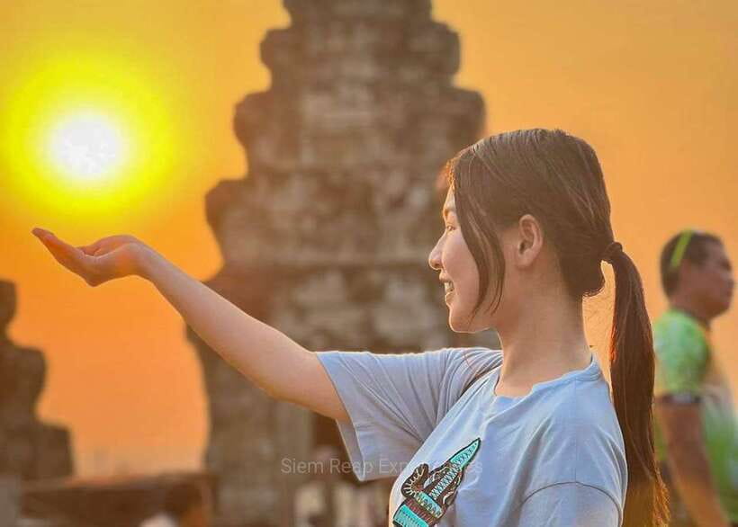 Siem Reap: Full-Day Angkor Wat Guided Tour with Sunset - Phnom Bakheng finishes the day with a climb