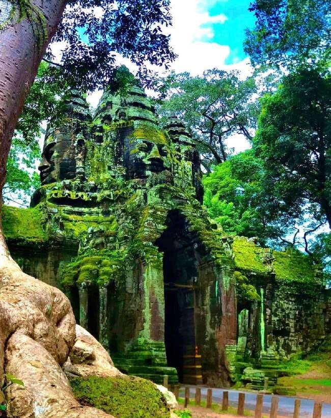 Siem Reap: Full Day Angkor Wat Temple Tour with Sunset - Phnom Bakheng sunset, the final climb