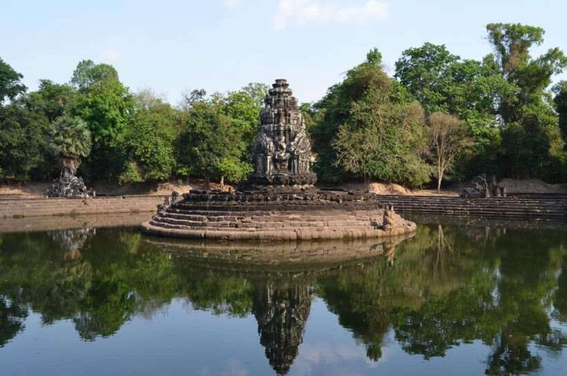 Siem Reap: Full-Day Tuk-Tuk Tour of Angkor Wat Temples - Sunrise at Angkor Wat and sunset at Bakheng Mountain