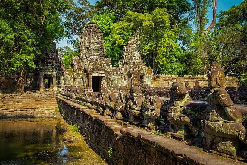 Siem Reap: Grand circle tour Sun set on bakeang hill & Guide - Neak Pean: an island temple built around water