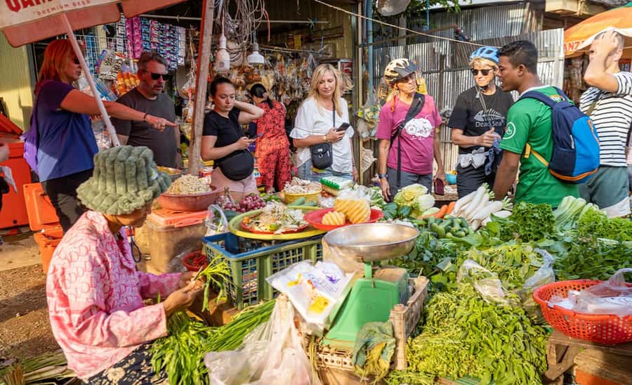 Siem Reap: Guided Countryside Bike Tour - The village market and Cambodian snacks