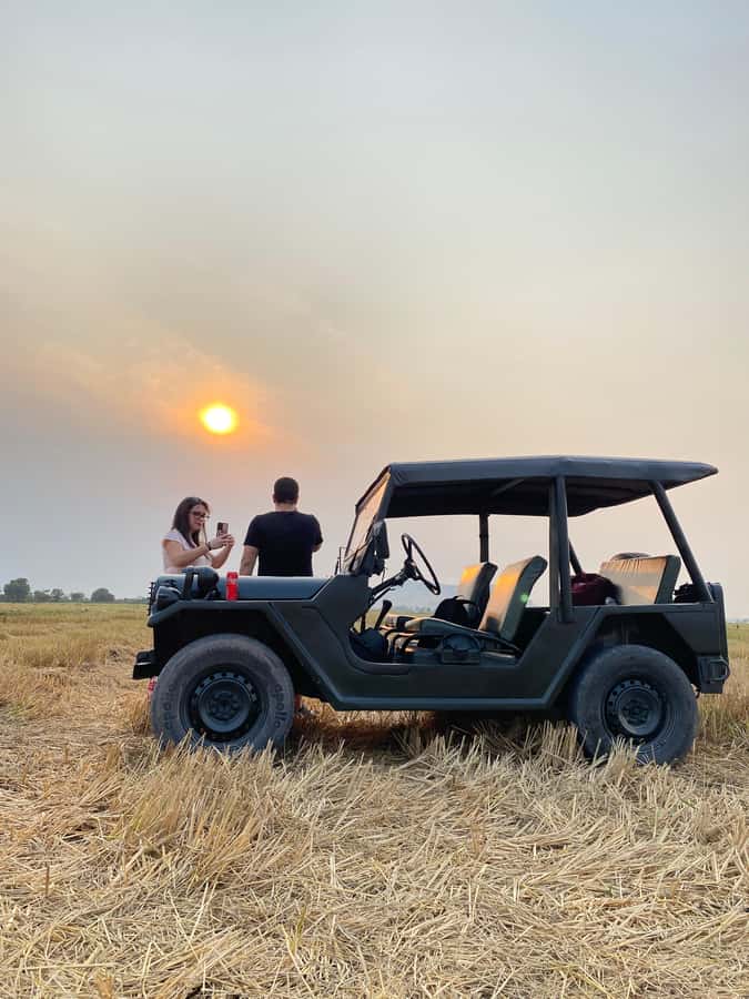 Siem Reap: Guided Countryside Sunset Tour by Jeep - A local market and roadside stops