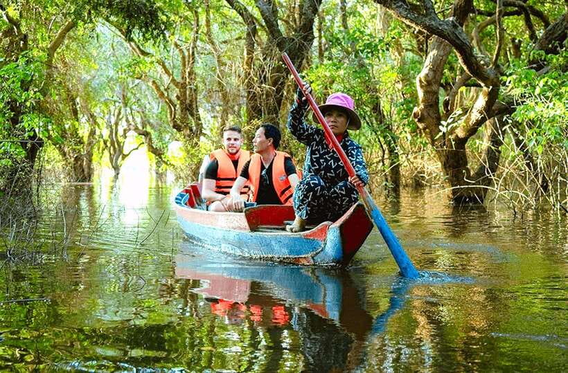 Siem Reap: Half-Day Kampong Phluk with Sunset, Boat & Guide - Ro Lus Market and the village approach