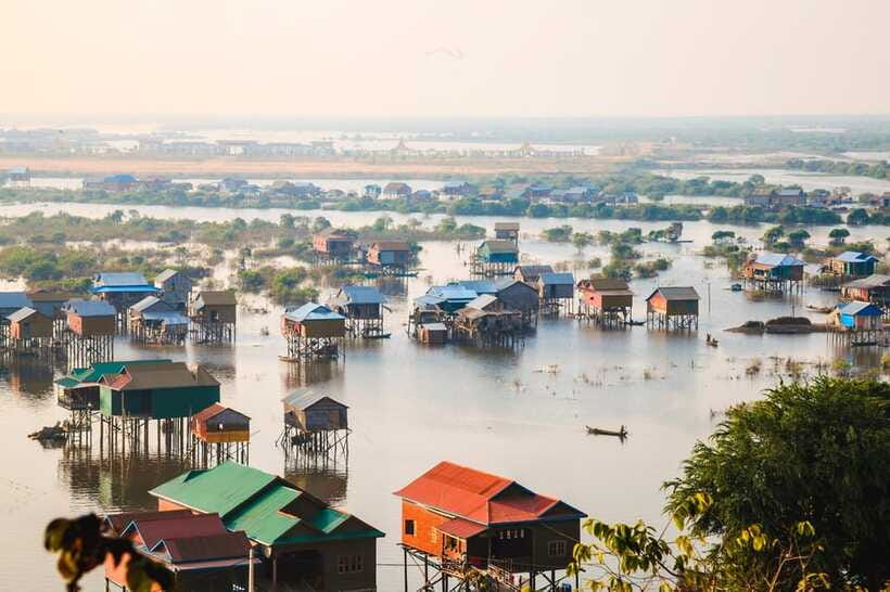 Siem Reap: Half-Day Kampong Phluk with Sunset, Boat & Guide - Boarding the boat at Kampong Phluk