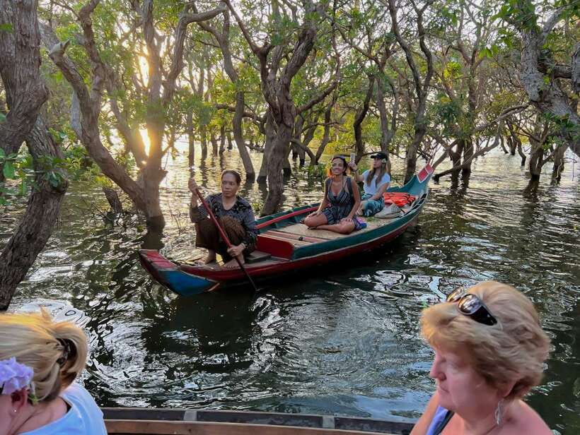Siem Reap: Kampong Phluk Floating Village Tour with Boat - The optional $5 canoe through the mangroves