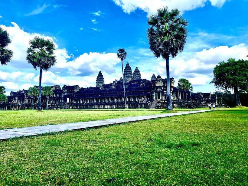 Siem Reap: Private Angkor Wat & Bakheng Mountain Sunset Tour - Angkor Wat in a focused 90-minute visit