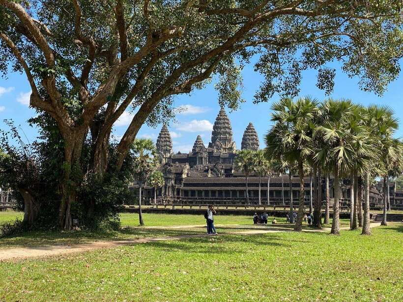Siem Reap: Private Angkor Wat & Bakheng Mountain Sunset Tour - The short transfer to Phnom Bakheng