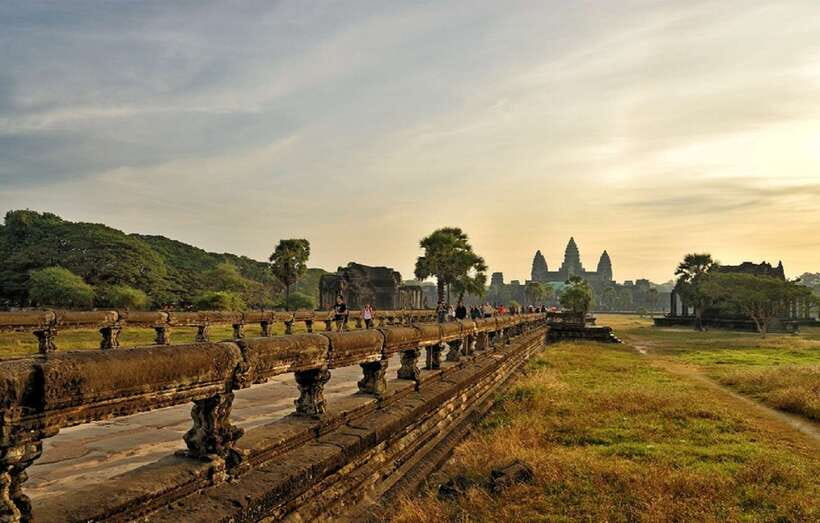 Siem Reap: Private Angkor Wat & Bakheng Mountain Sunset Tour - Sunset from a 65-meter hill