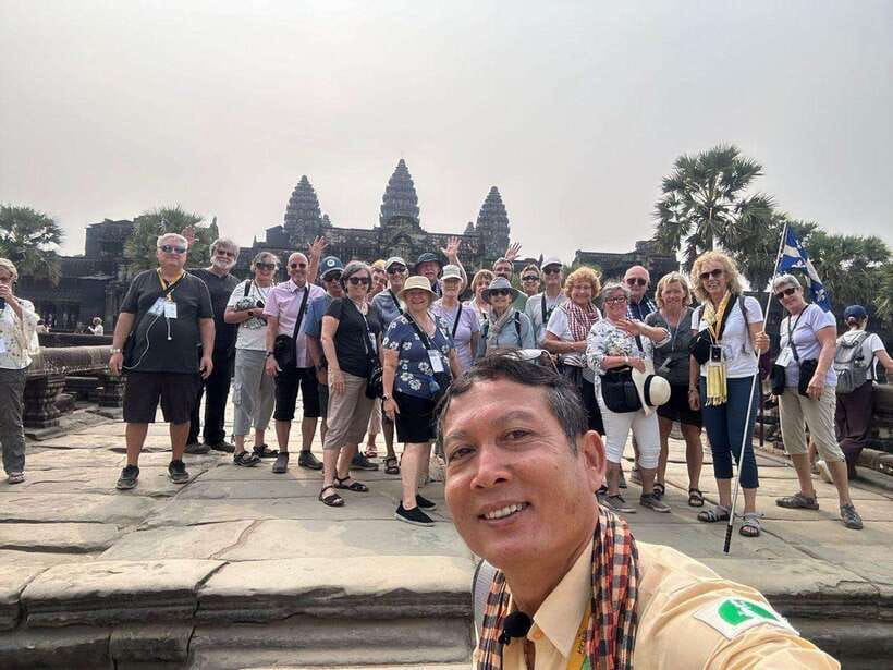 Siem Reap: Private Angkor Wat & Bakheng Mountain Sunset Tour - What the private vehicle and guide add