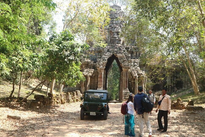 Siem Reap: Private Custom Angkor Wat Tour with Local Guide - Bayon and the smiling faces of Angkor Thom
