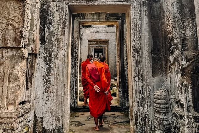 Siem Reap Private Full Day Angkor Wat Tour with Sunset or Sunrise - Phnom Bakheng and the sunset finish