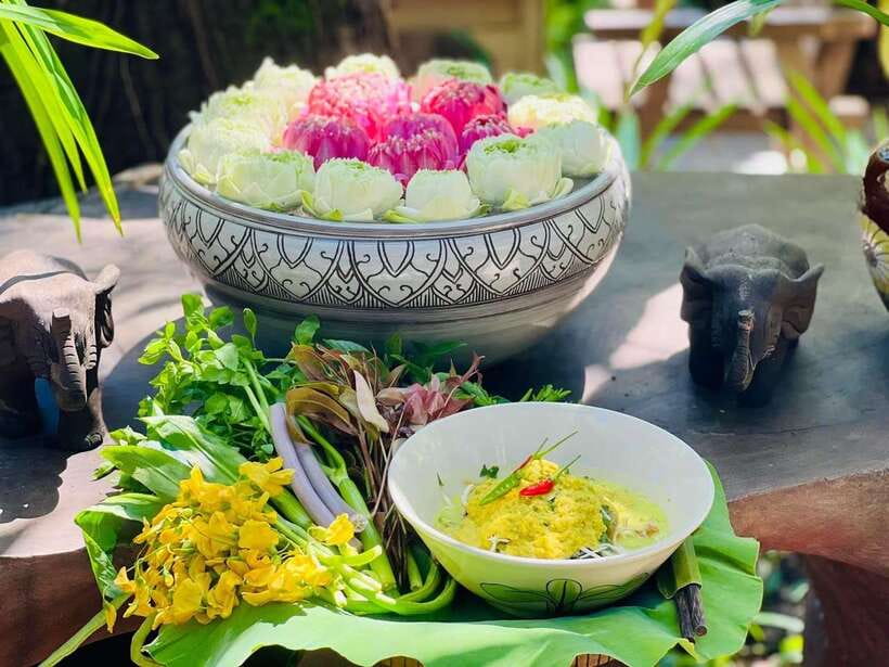 Siem Reap: Small Group Street Food Tour with Tuk-Tuk Ride - Why this three-hour evening tour works well