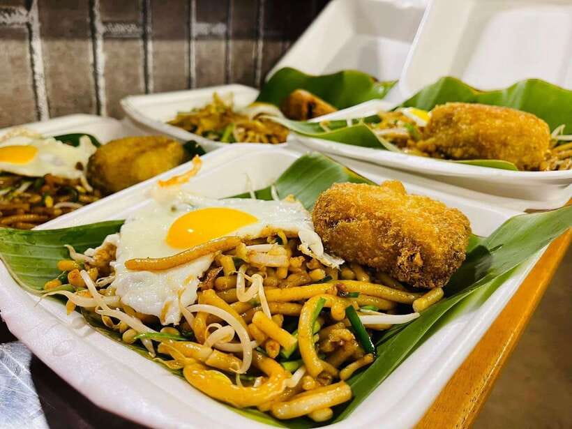 Siem Reap: Small Group Street Food Tour with Tuk-Tuk Ride - Khmer noodles, green curry, and the flavors between