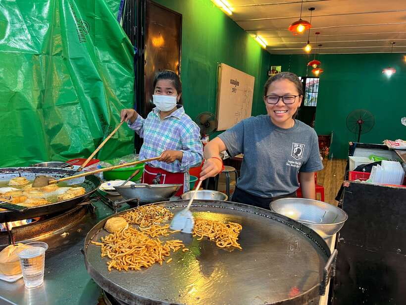 Siem Reap: Small Group Street Food Tour with Tuk-Tuk Ride - Pickup by tuk-tuk between 17:30 and 18:00
