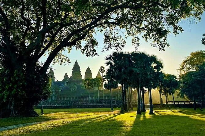 Siem Reap to Phnom Kulen: Waterfalls & 1000 Lingas Tour - Preah Ang Thom and the Giant Reclining Buddha