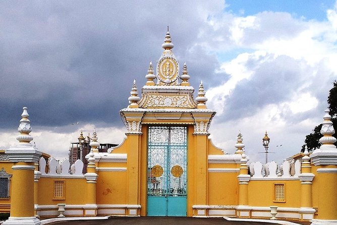 Siem Reap to Phnom Penh by Private Car or Minivan - Stops Along the Way: Toilets, Food, and Photos