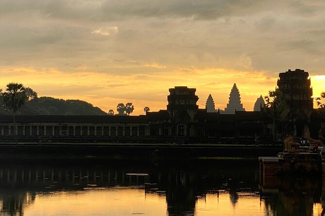 Siem Reap To Phnom Penh Private Transfer Mini-Van-Car - The value of $65 per person