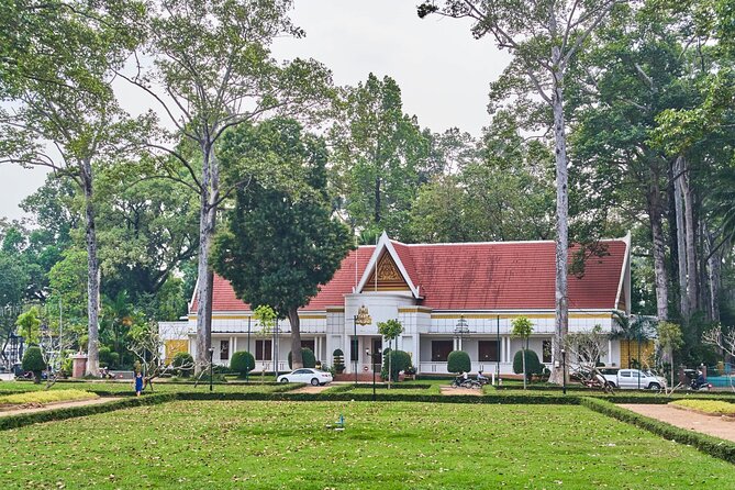 Siem Reap Walking Tour: Landmarks & Hidden Gems - Group size, guide style, and what to expect